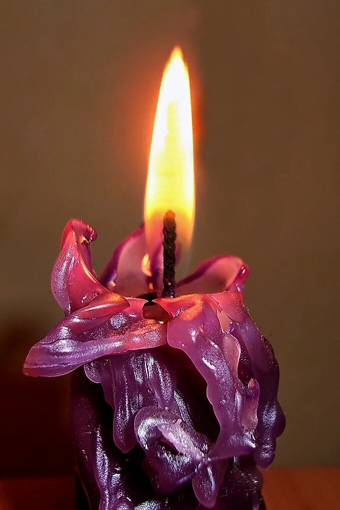 Красивая горящая свеча