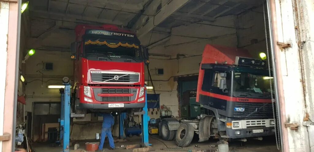 Вольво фура ремонт. Сборщик автомобилей камаз. Ремзона для грузовых автомобилей. Сто грузовых автомобилей. Грузовой ремонт санкт петербург.