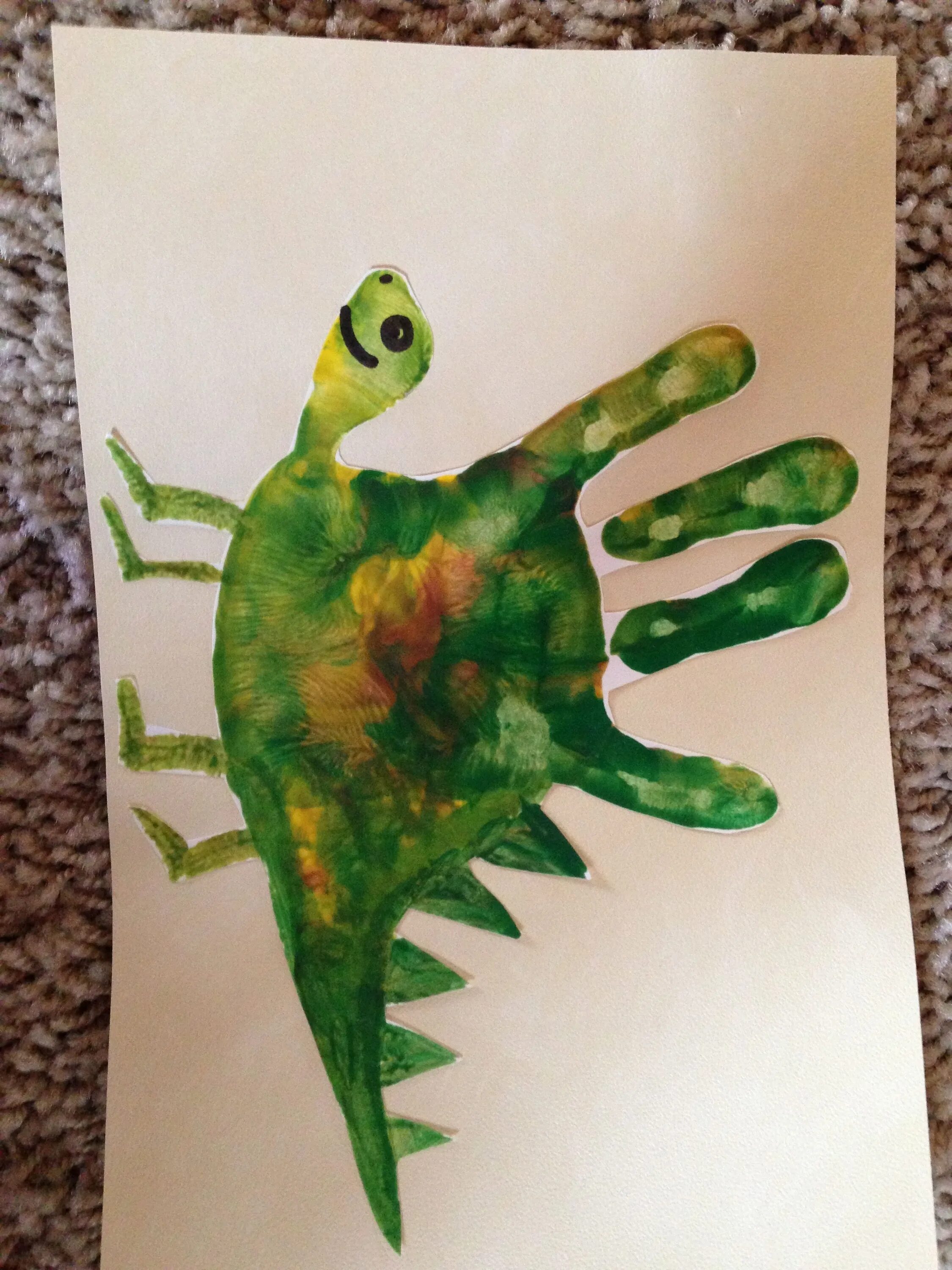 Руки динозавриком. Рисование ладошками. Рисование руками для детей. Ладошка рисунок. Поделка динозавр для детей.