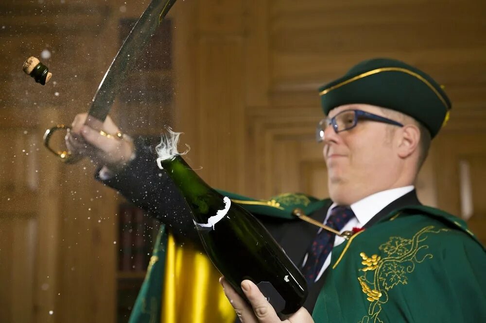 Бутылка шампанского. Тень бутылки шампанского. Открытое шампанское для афиши. Бокалы с шампанским. Сон открытое шампанское.