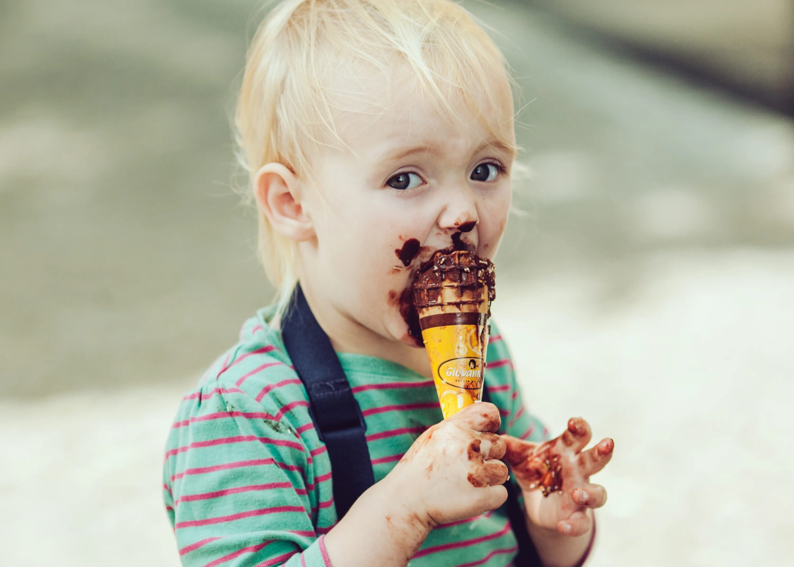 Алдонина если хотите стать сильными детки ешьте. Дети едят мороженое. Ребенок с мороженым. Кушать мороженое. Сладости для детей.