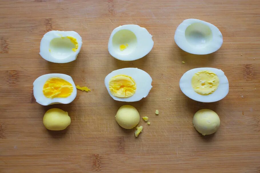 Варка яиц вкрутую. Варка яиц. Кастрюля с яйцами в воде. При варке яиц желток. Желток вареный.