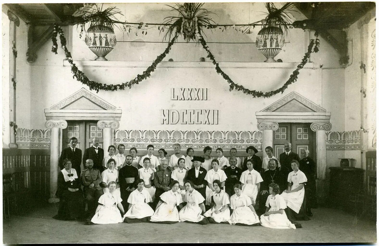 Смольный институт благородных девиц в санкт-петербурге. Институт благородных девиц в россии 18 век. Смольный институт благородных девиц 1917. Институт благородных девиц 1764. Смольный институт благородных девиц 19 век.