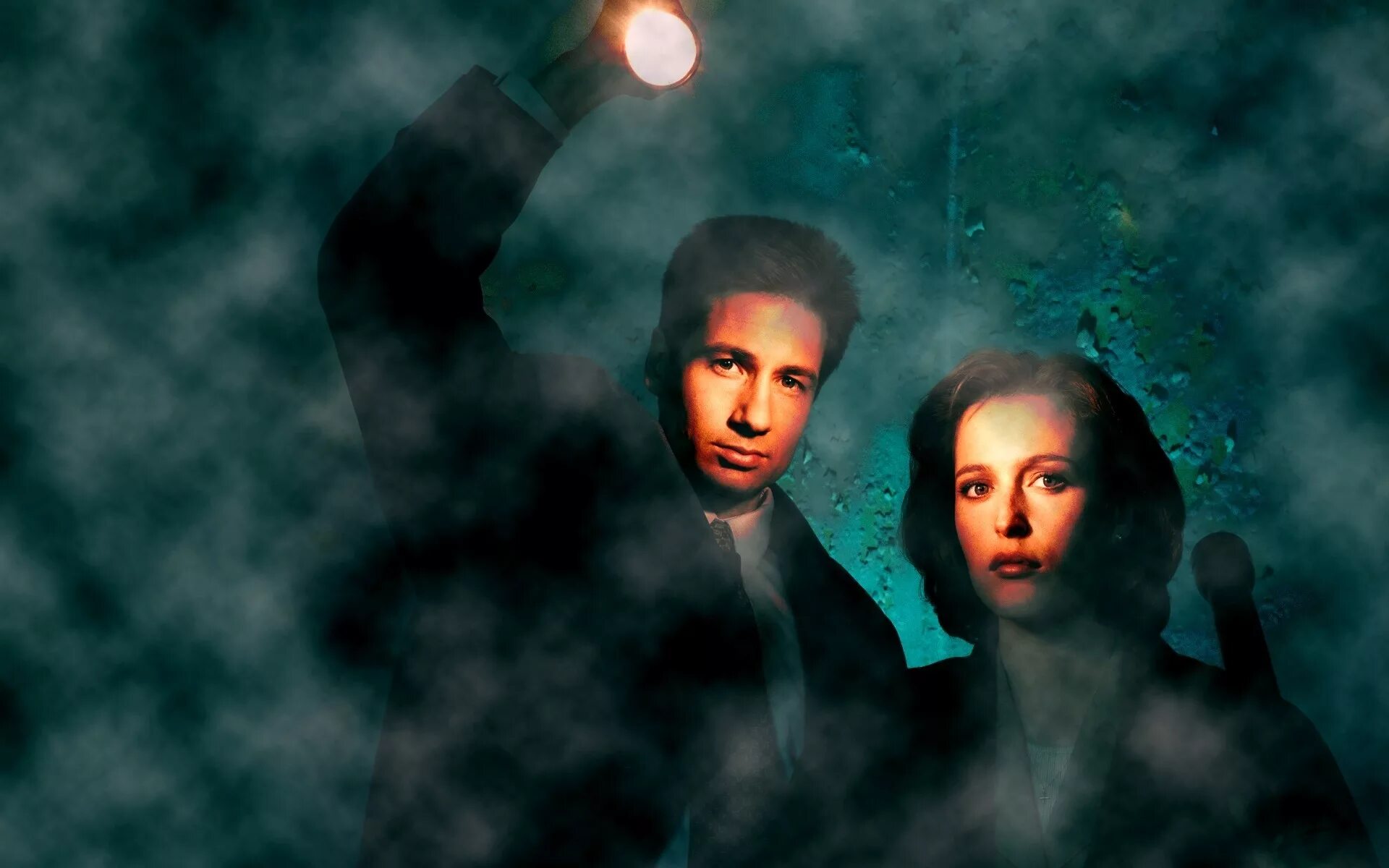 Секретные материалы название. Малдер и скалли. X files сериал. X-files 1 сезон постер. Дэвид духовны и джилиан андерсон любовь.