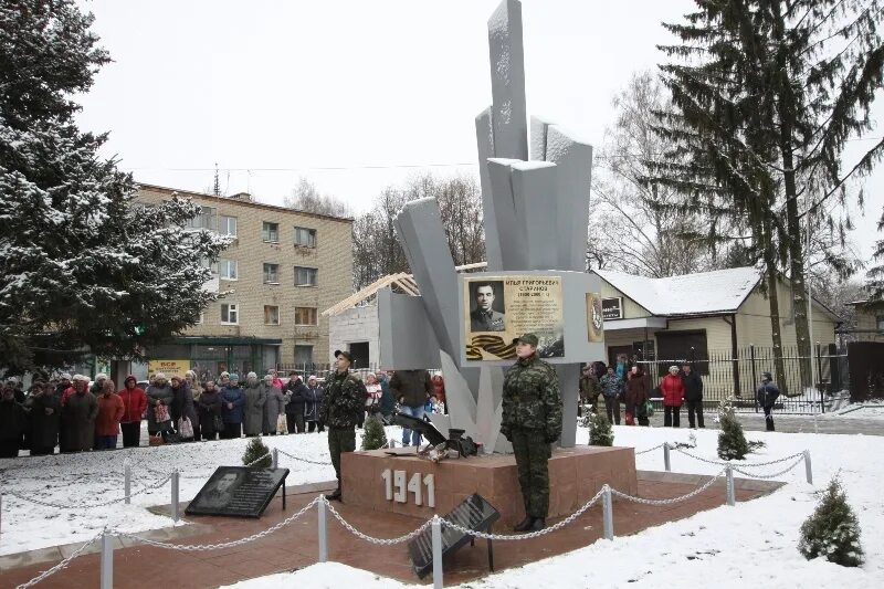 Поселок стрелецкий орловская. Посёлок Стрелецкий Орловская область. Поселок Стрелецкий Орловская область Старинов. Памятник и.г Старинов п. Стрелецкий.