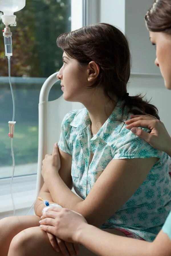 Доктор успокаивает пациента. Беспокойный. Пациент плачет. Онкологически больные люди. Медицинский психолог фото.