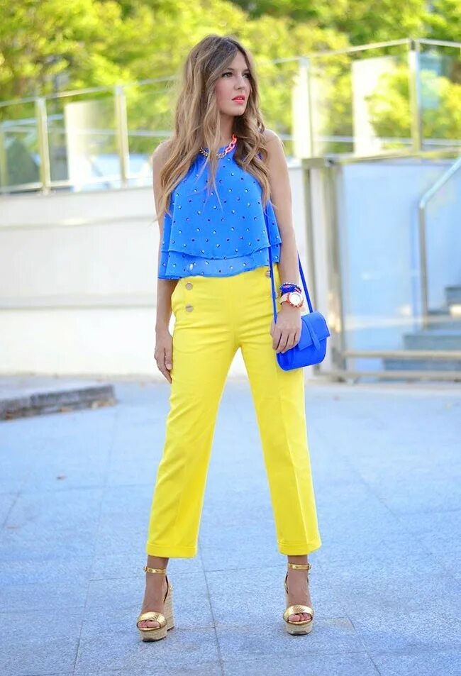 Сине желтая кофта. Яркая одежда для женщин. Желто синяя одежда. Сочетание с желтым. Яркие сочетания в одежде.