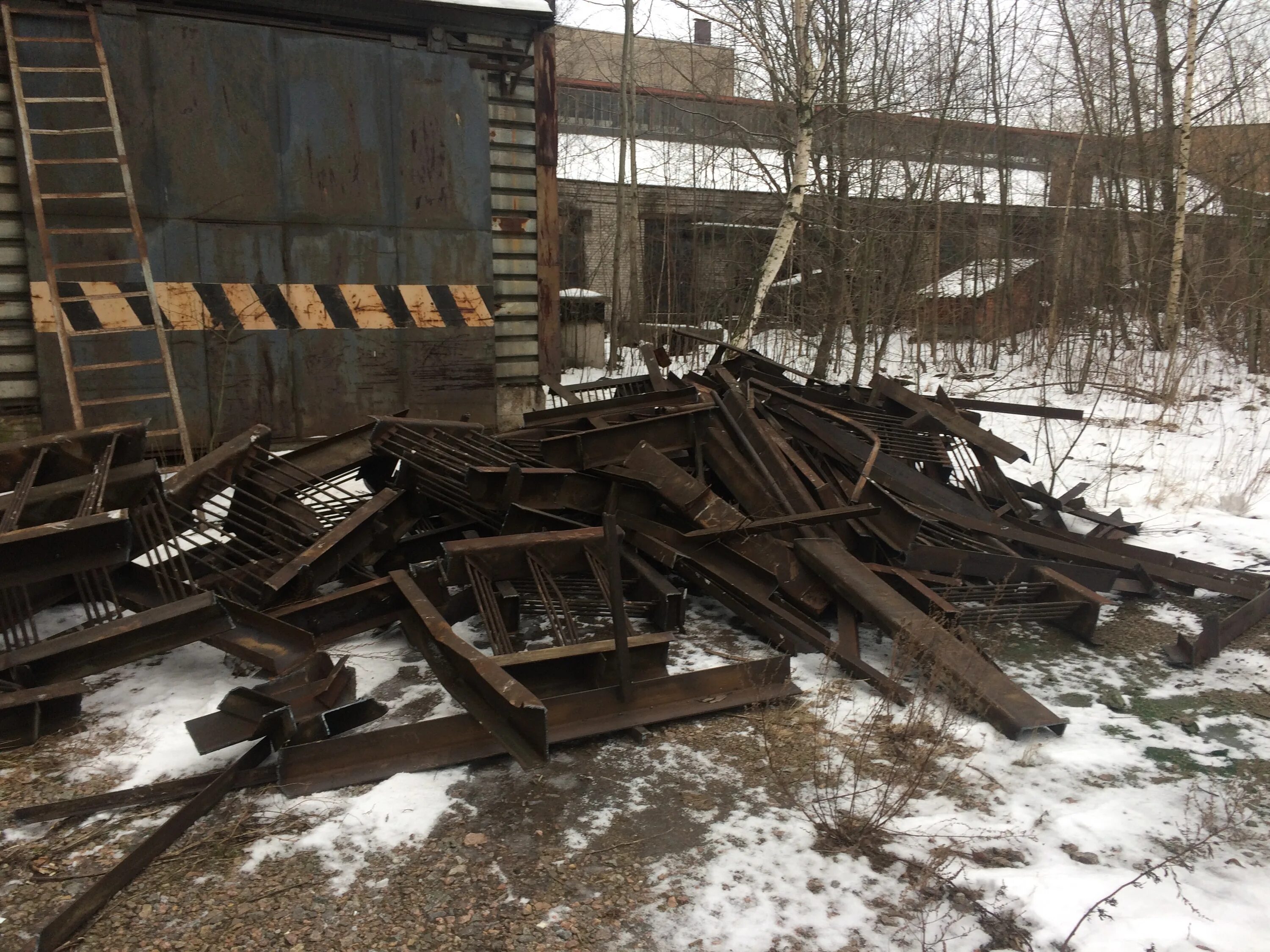 Металлолом в кировском районе. Площадка для складирования металлолома. площадка временного хранения металлолома. металлолом ржд. место хранения металлолома.