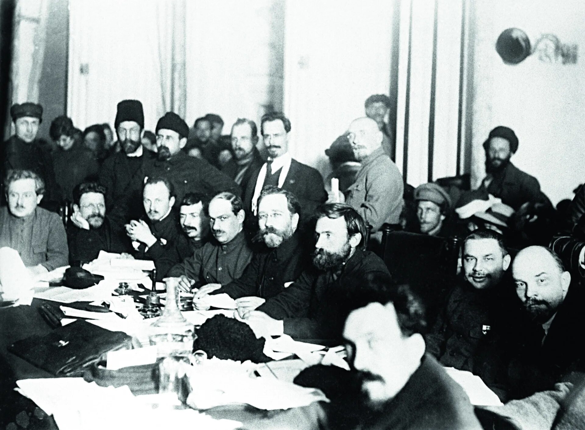 Цк рсдрп б 1917. Съезд российской коммунистической партии ркп 1918 год. съезд большевиков 1917. партия большевиков 1918. лев каменев и ленин.
