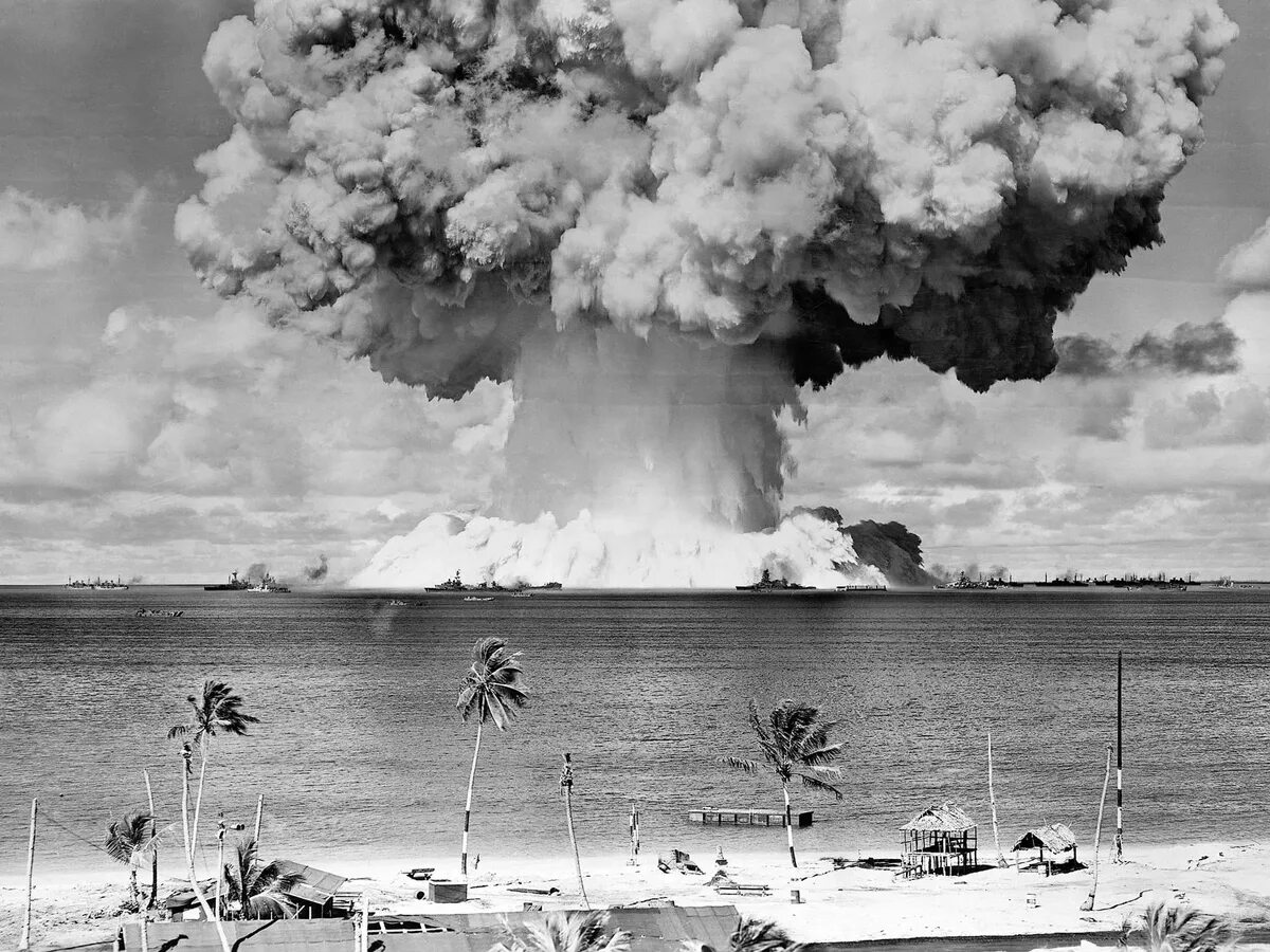 Испытания оружия. Атомный взрыв на атолле бикини. Атолл бикини Маршалловы острова. Маршалловы острова испытания ядерного оружия. Атолл Эниветок, Маршалловы острова.