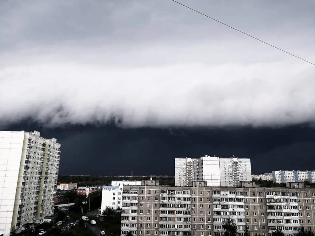 В небе над Москвой сегодня. Что сейчас в небе над Москвой. Дожди тучи над Москвой. Небо в Москве сегодня. Ветер 25 м с