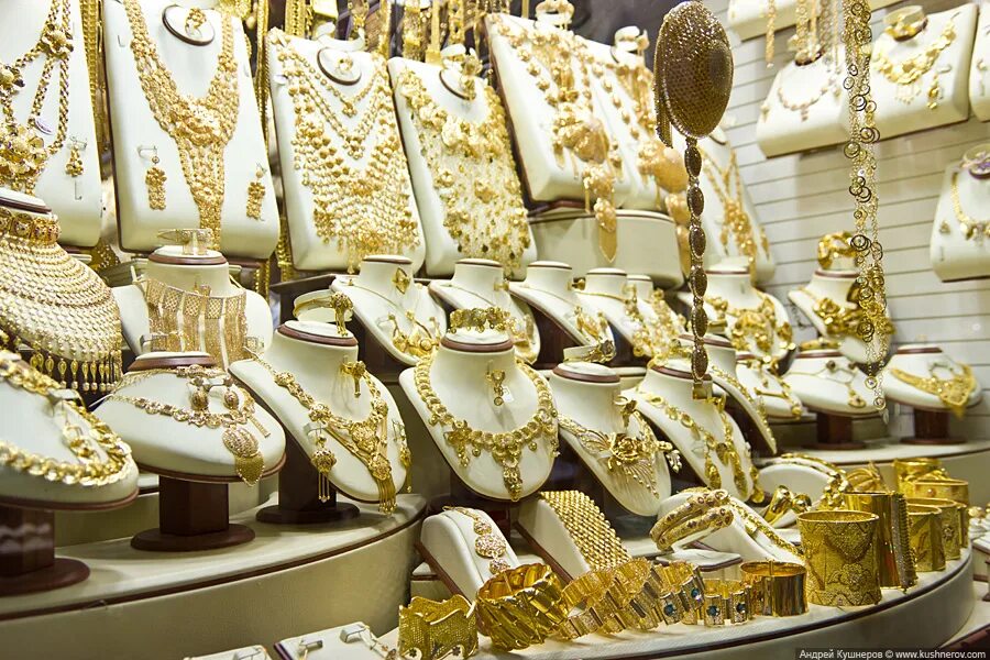 Золотой рынок Gold Souk. Абу Даби золотой рынок. Серьги Дубайский золотой рынок. Изделия из золота в ОАЭ.