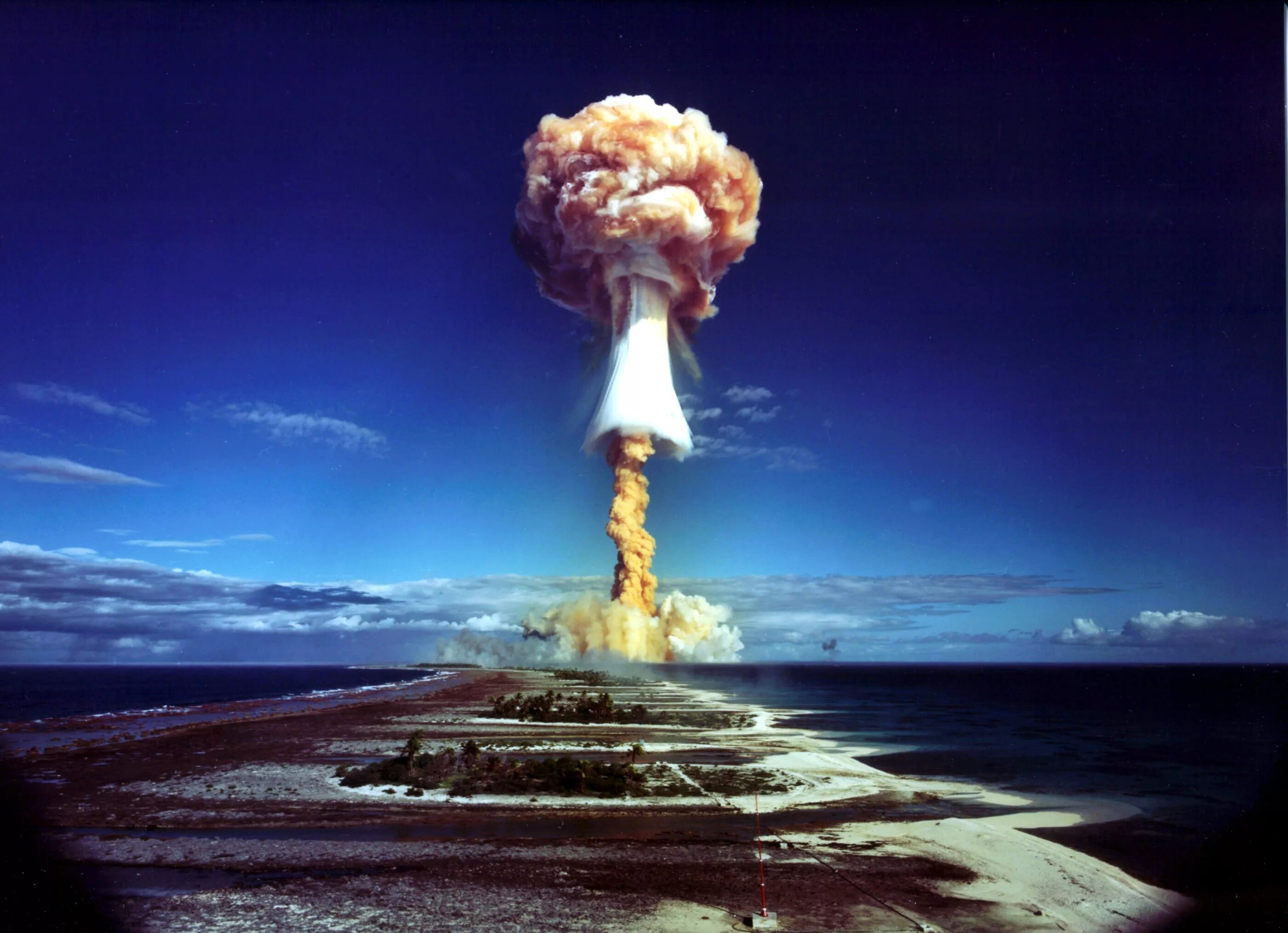 Атомные испытания. Атолл Муруроа ядерные испытания. День Хиросимы Всемирный день борьбы за запрещение ядерного оружия. Ядерный взрыв на атолле Муруроа во французской Полинезии.