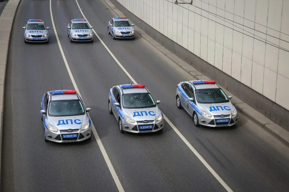 Движение против автомобилей. Машина ДПС С мигалками. ЦОДД Москва мигалки ДПС. Автопатрульнқе машинқ с мигалками Узбекистан. Патрулирование на автомобилях с мигалкой фото.