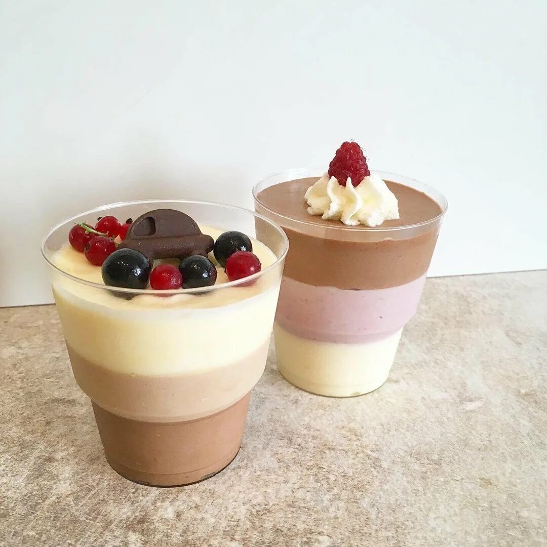Три шоколада в стаканчике. Трайфл шоколадный мусс. Три шоколада в стаканчике. Три шоколада в стаканчике. Десерт трайфл три шоколада.