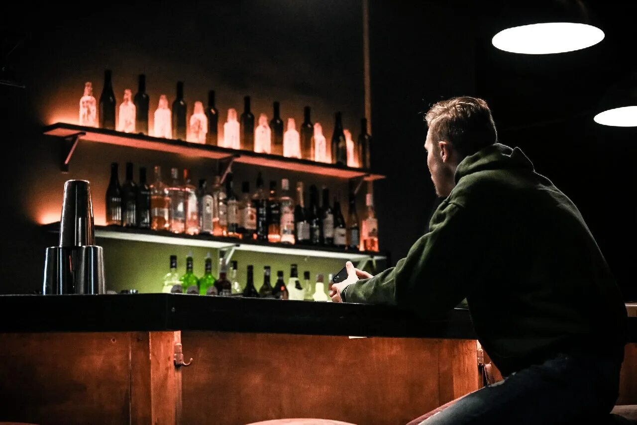 В том баре и тот парень. Мужчина и женщина в баре. Острые козырьки томас шелби с виски. Пара на вечеринке. В том баре и тот парень.