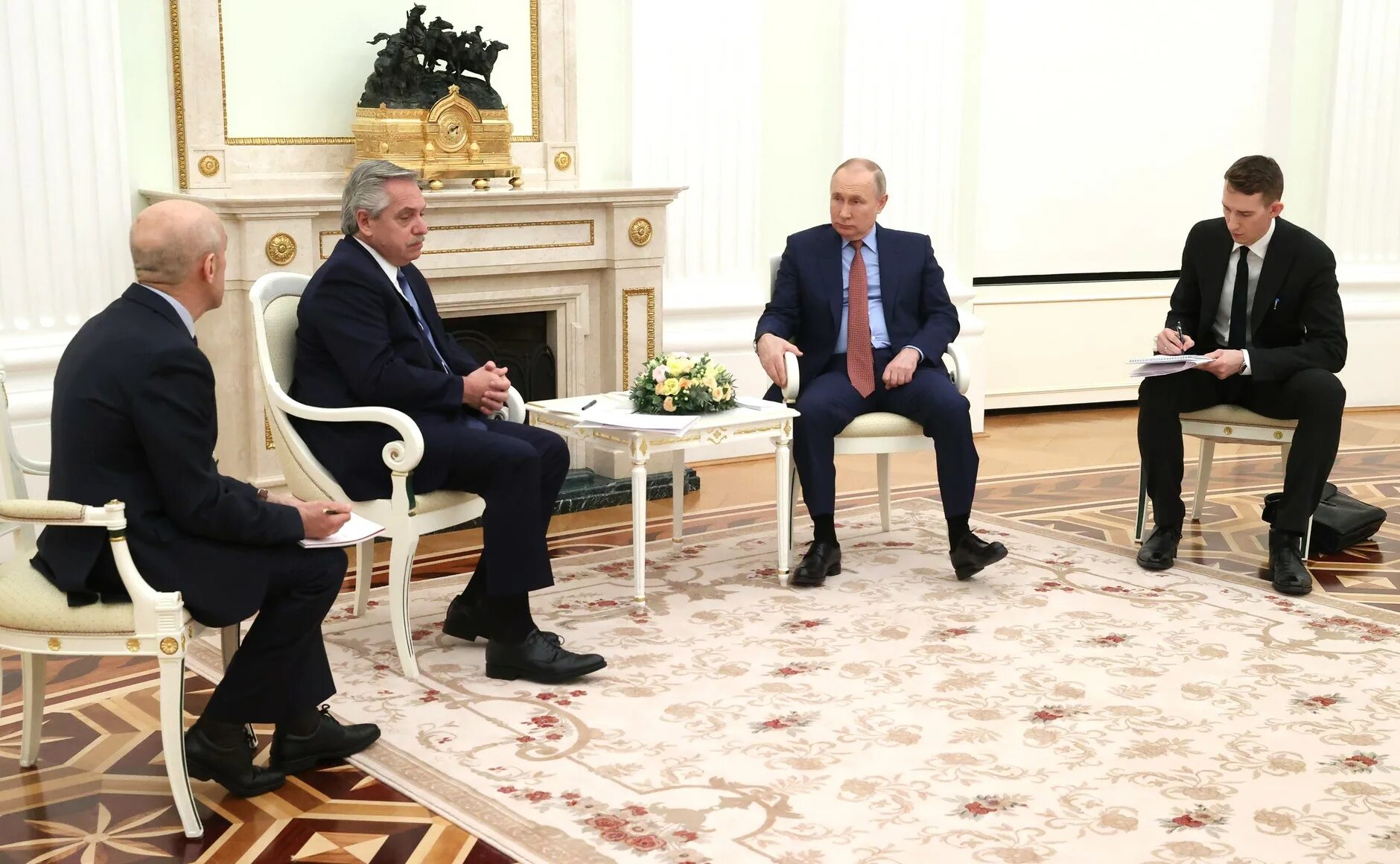 Что с президентом. Альберто Фернандес и Путин. Президент Аргентины 2022. Владимир Путин с Альберто Фернандесом. Президент Аргентины 2022 фото.
