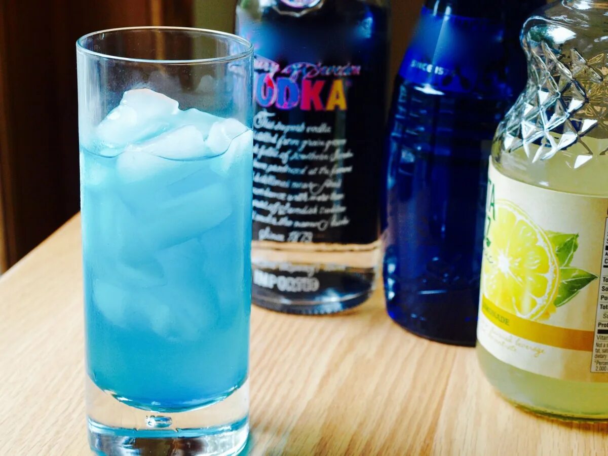 Голубая Лагуна коктейль шот. Голубая Лагуна коктейль с Blue Curacao. Лимонад голубая Лагуна. Кюрасао ликер коктейли