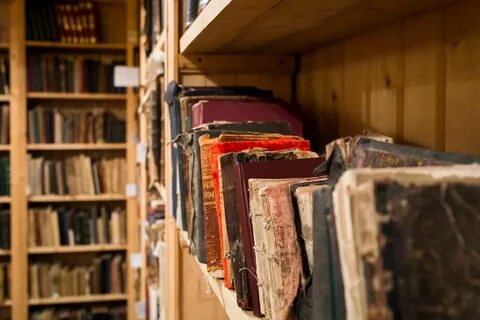 Книжная полка в библиотеке на полке