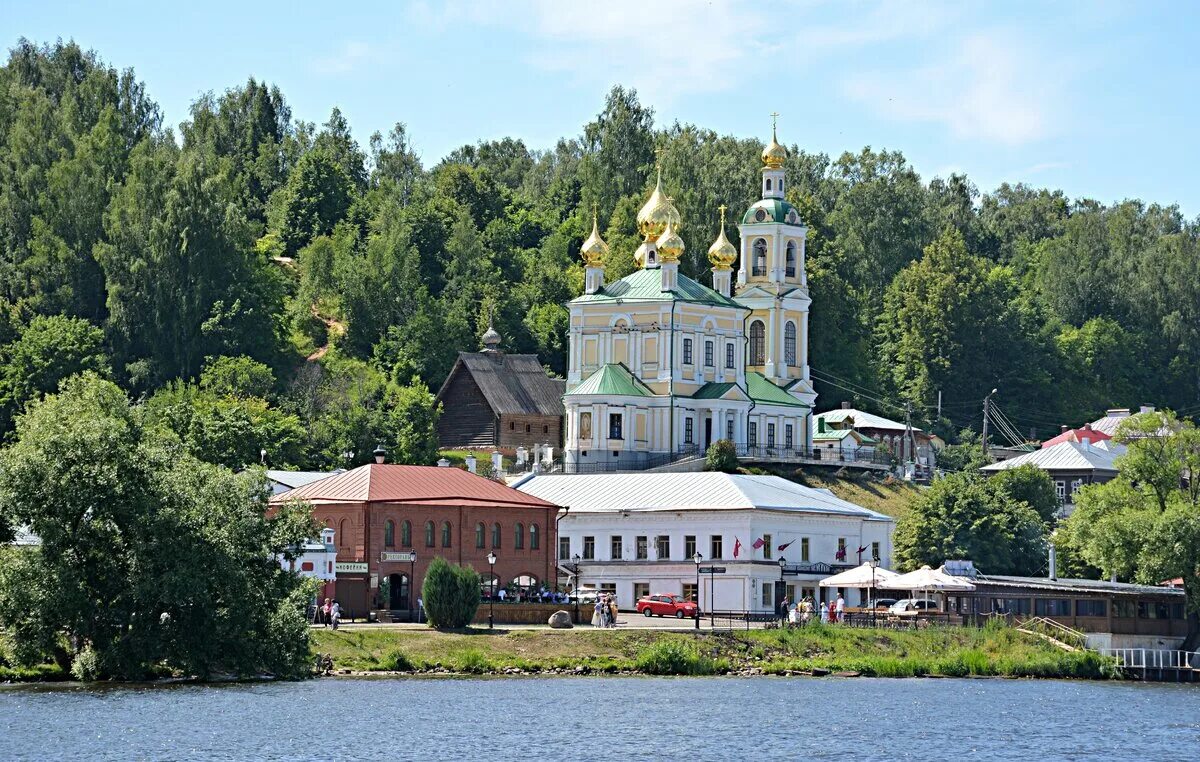 Плес на Волге Ивановская область. Плёс Ивановская область достопримечательности. Петропавловская каменная Церковь город плёс. Церковь город Плес на набережной.