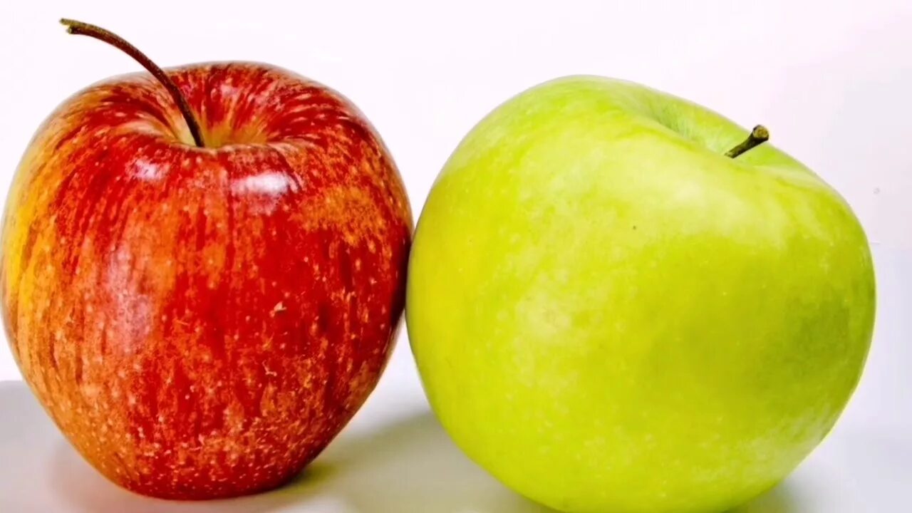 Яблоко в 2 месяца. Два яблока. Яблоко красно желтое. Яблоки зеленое и желтое. Яблоки красные желтые зеленые.
