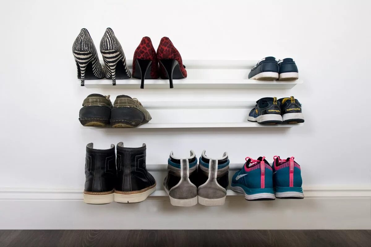 Мужские ноги в ботинках. Зимние сапоги. Кожаные ботинки. Разная обувь. Обувь стоит.