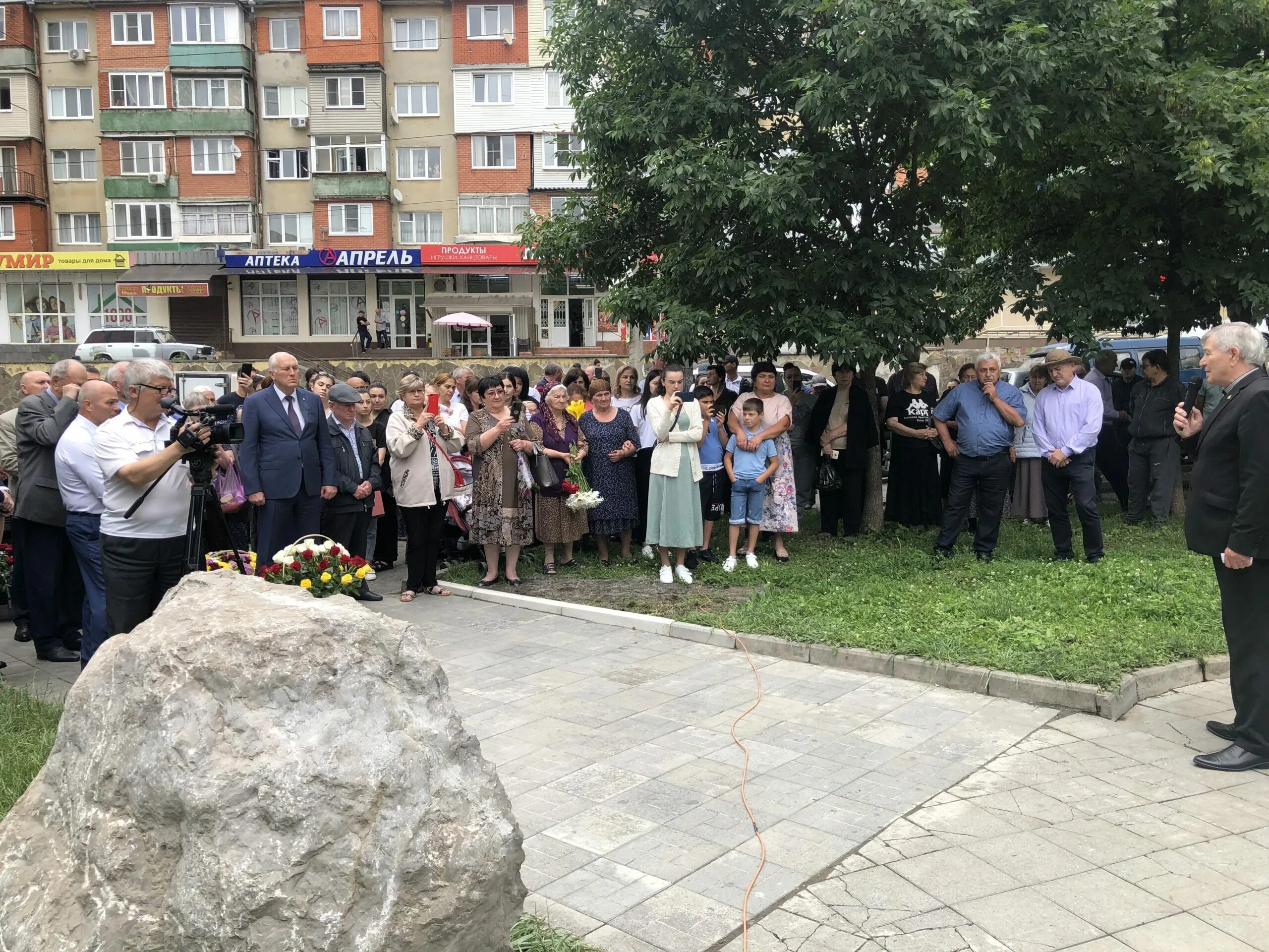 Пипо Гурциев. Памятник Пипо Гурциеву. Памятники дзуарам Владикавказ. Владикавказ жители. Открывая осетию