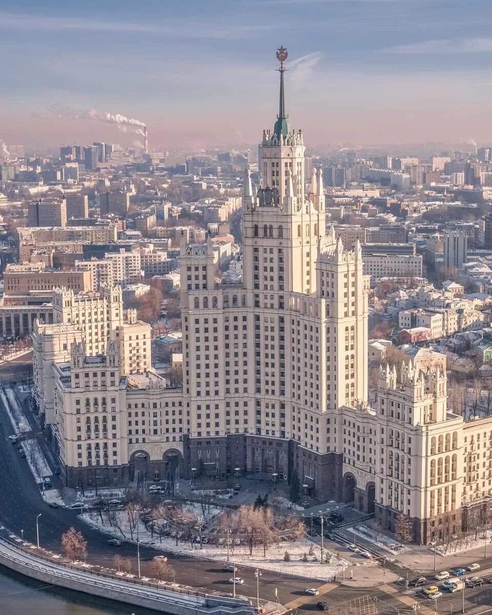 Здания сталинских высоток в москве. Сталинские высотки в Москве МГУ. Здание МГУ сталинская высотка. Высотка на Котельнической и МГУ. Семь сестер сталинские высотки.