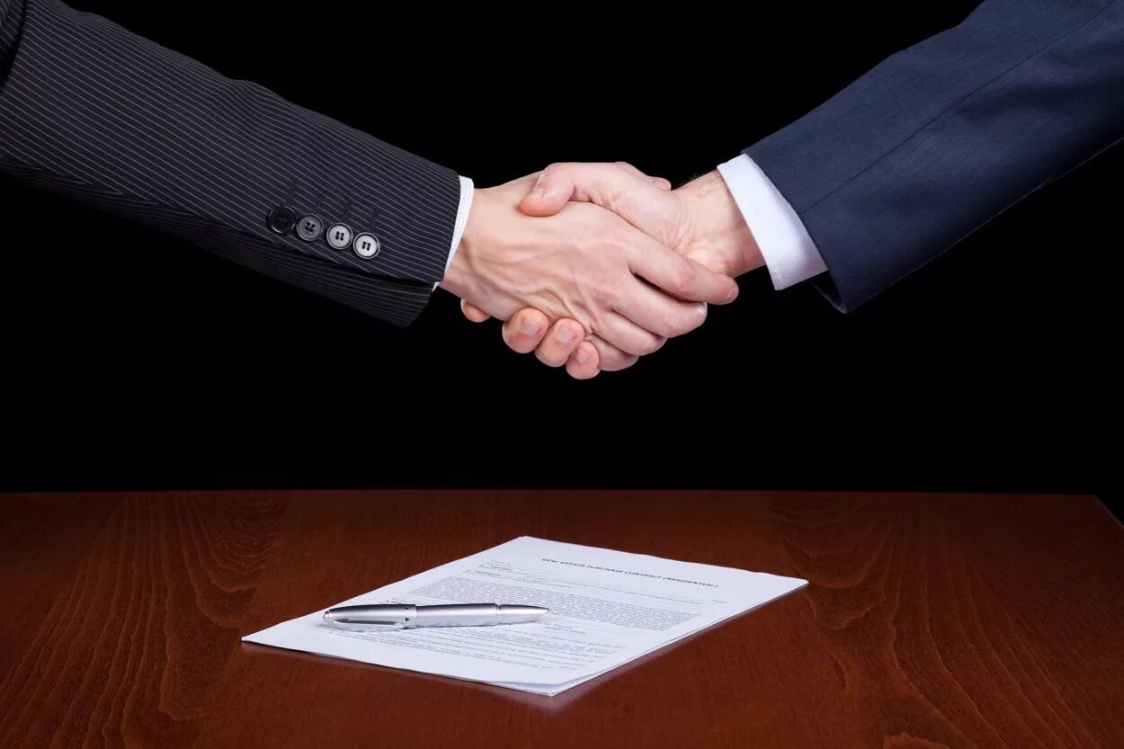 Подписание соглашения. Заключение сделки. Рукопожатие сделка. Подписали соглашение.