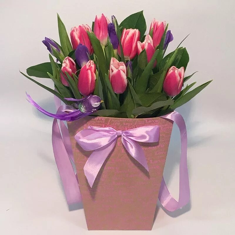 Тюльпаны в оазисе. Букет тюльпанов. Букет тюльпанов в упаковке. Цветочные композиции с тюльпанами. Тюльпаны в коробке.
