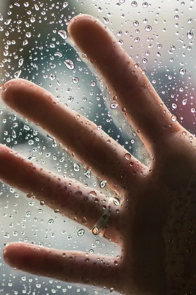 Руки за стеклом. Рука за стеклом капли. Дождь за стеклом. Вода за стеклом.