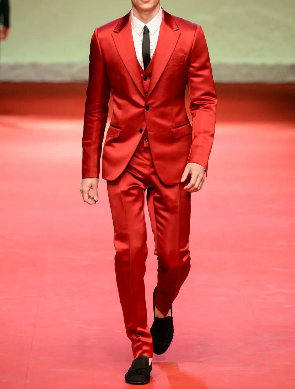Купить красные мужской костюм. Дольче Габбана красный костюм. Дольче Габбана красный пиджак. Модные мужские костюмы. Красный костюм мужской классический.