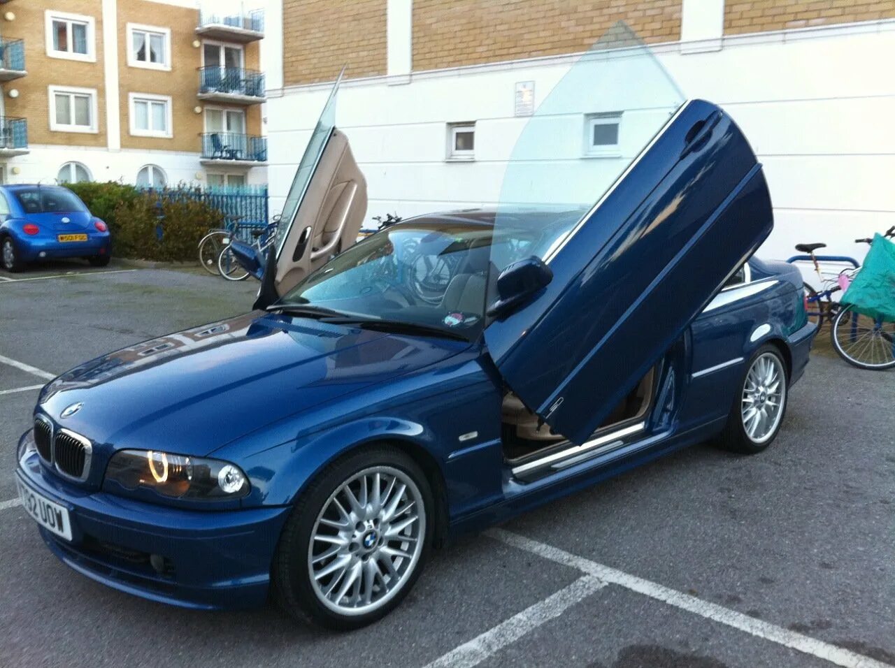 Двери открываются вниз. Ламбо двери на бмв 3. бмв с ламбо дверями. bmw z1 двери открываются вниз. бмв с дверями вверх.