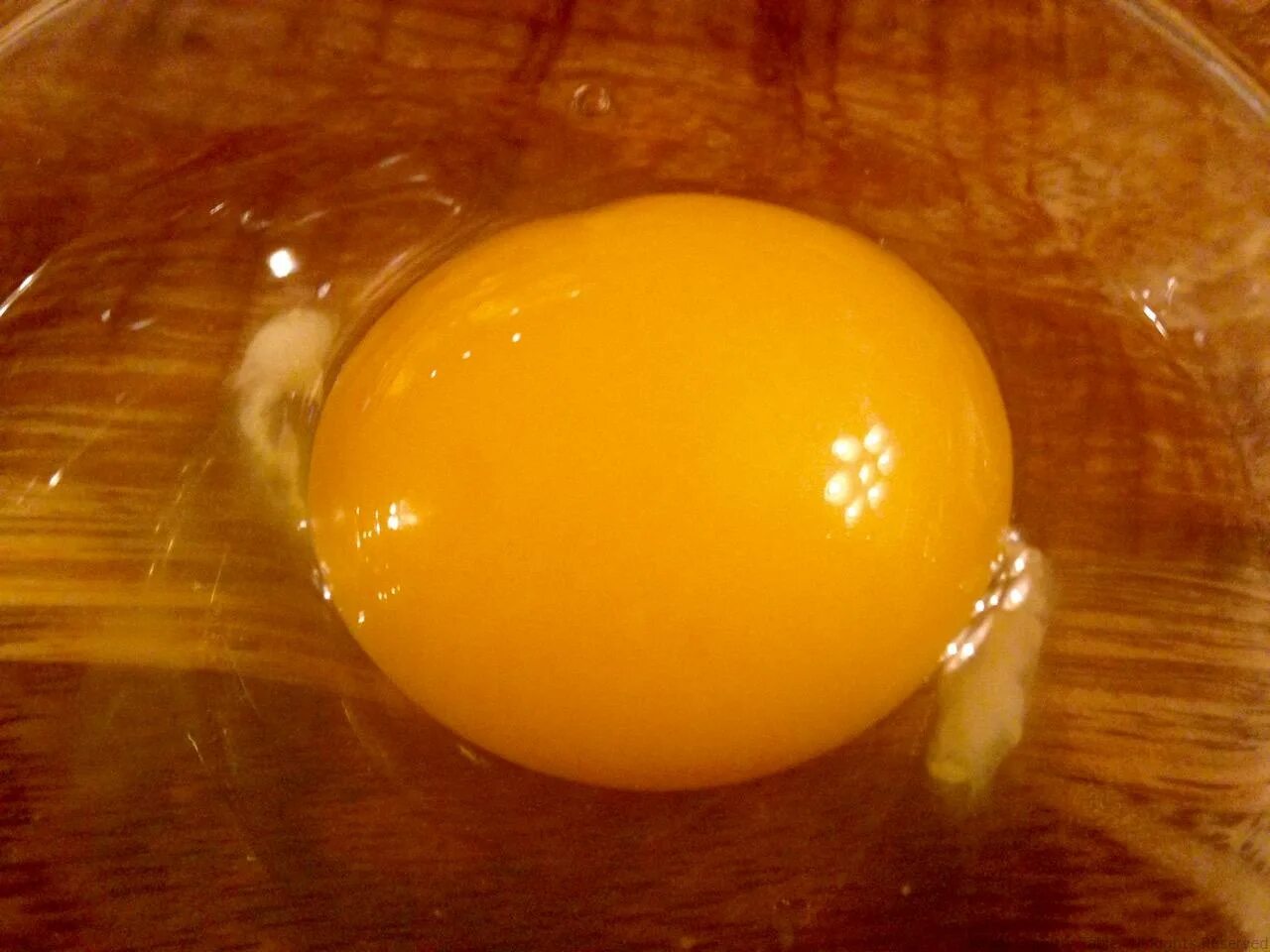 Сырое яйцо. Желток яйца. Сырой желток.