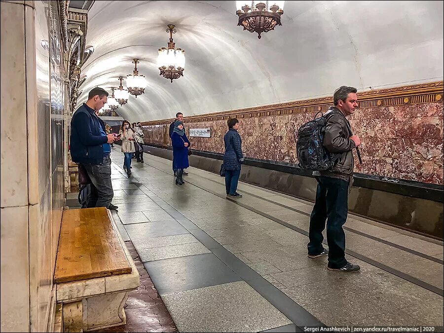 Огромный человек в метро. Передача про Московское метро. Москва метрополитена призыв. Люди в метро Украина 2022 убежище.