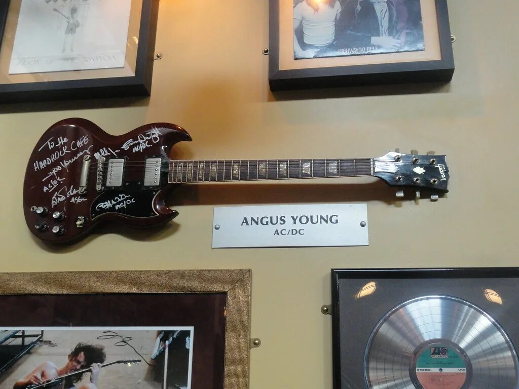 Angus young с гитарой. Hard Rock Cafe Бостон гитара Курта. Магниты гитары hard Rock Cafe. Angus young collection Guitar.