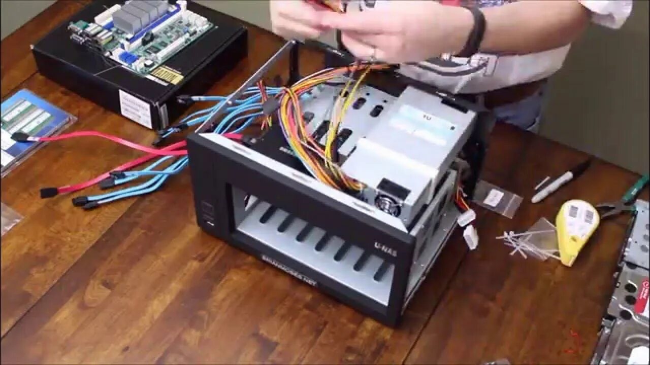 Nas case itx. Nas8203. Lun схд что это. U nas. U-nas nsc-800.
