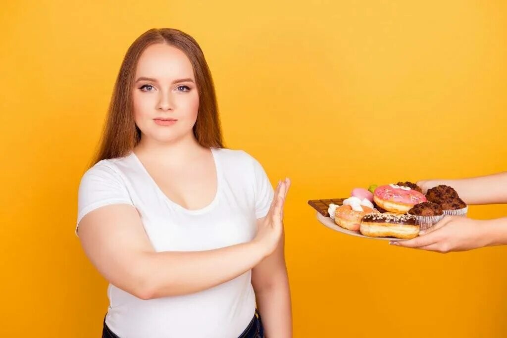 Человек на диете. Девушка с лигним вксрм. Женщина с лишним весом. Толстая женщина с едой.