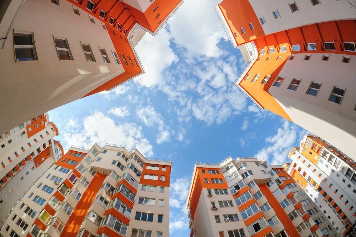 Многоэтажные дома квартиры. Многоэтажный дом. Оранжевый многоэтажный дом. Первичное жилье. Оранжевые многоэтажки.