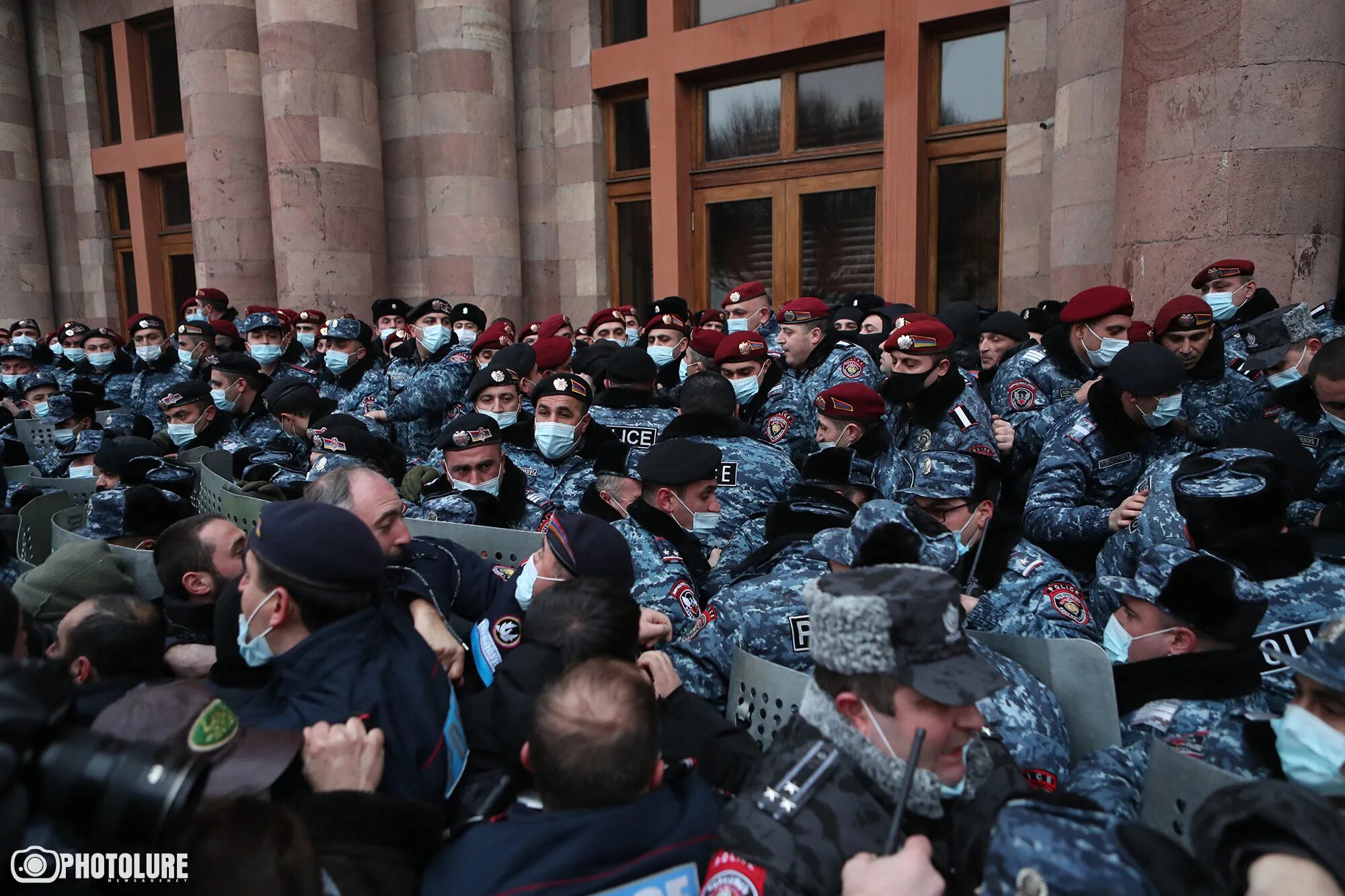 Вооруженные люди ворвались в полицию в ереване. Протесты в Армении 2021. Полиция Еревана. Митинги в Армении. Здание полиции Армения.