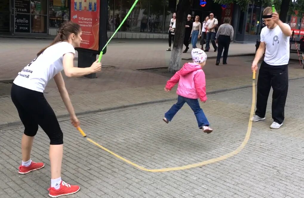 Прыжки через детей. Прыжки через детей. Скакалка для детей. Фестиваль эль сальто-дель-колачо (прыжок дьявола), испания. Прыжки через детей.