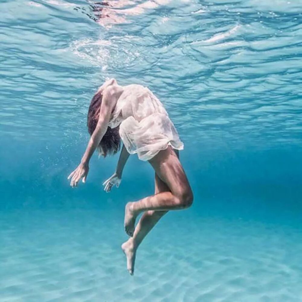 Человек под водой. Фотосессия под водой. Наполовину в воде. Человек наполовину в воде.