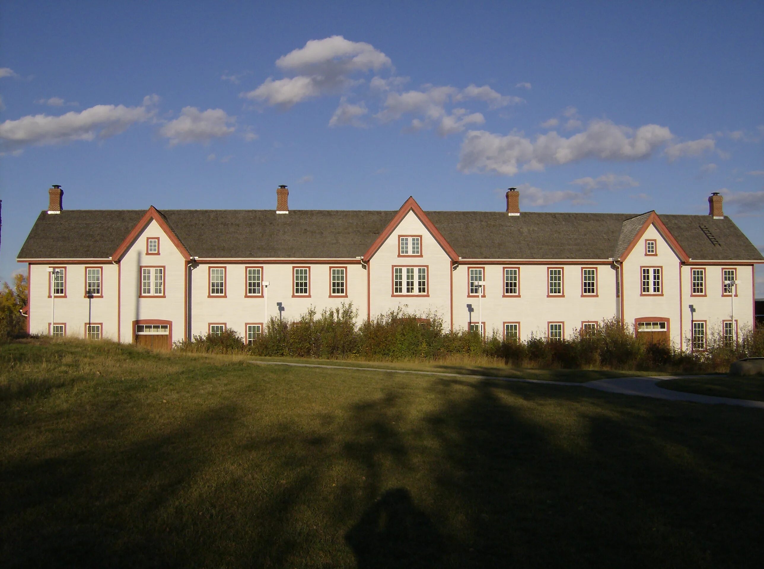 Форт калгари. Форт-калгари улицы. fort calgary калгари. дин хаус фото.