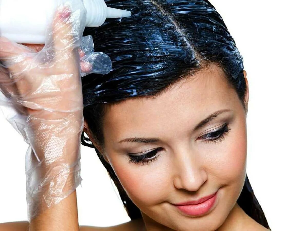 Сильные волосы в домашних условиях. Нанесение краски на волосы. Выдавленный шампунь. Как ухаживать за волосами в домашних условиях. Шампунь в перчатках.