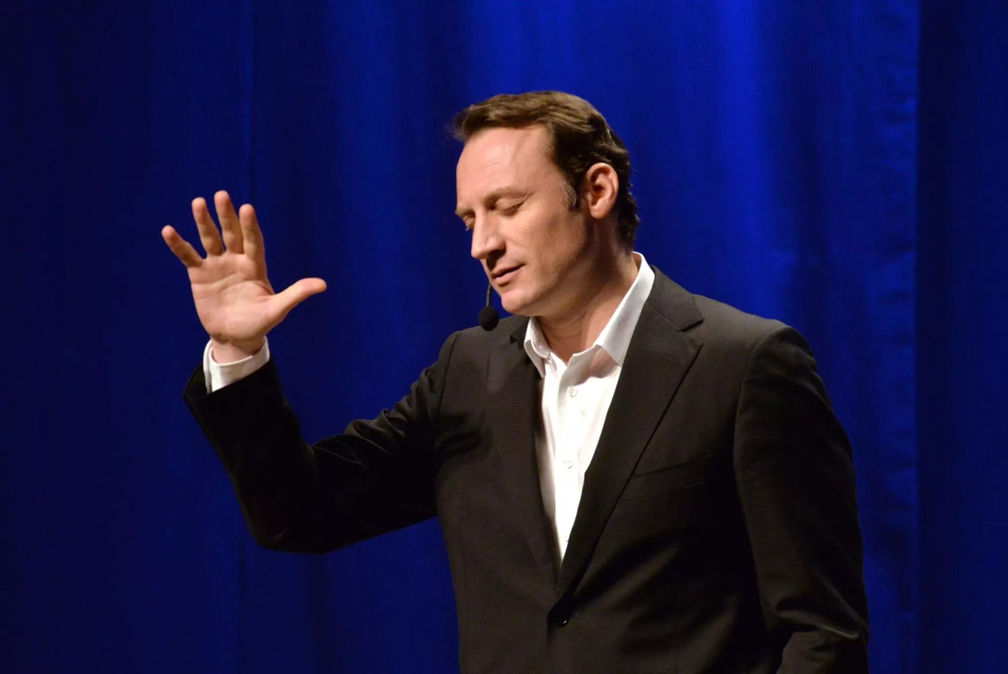 Актер читает стихотворение. Известные артисты читают стихи. Известные артисты читают стихи. Проект живая поэзия. Человек читает стихи.