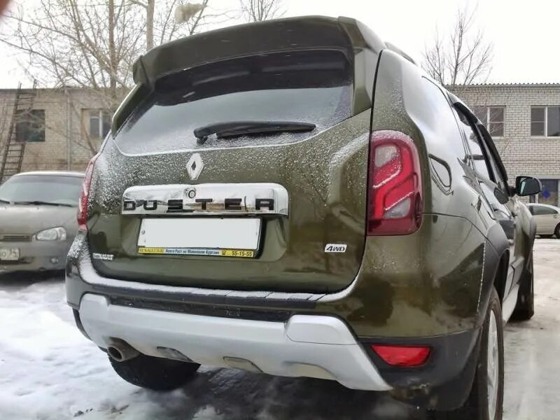 Стекло дверь рено дастер. Задний спойлер на Рено Дастер чистое стекло. Renault Duster спойлер чистое стекло. Спойлер Рено Дастер 2015г. Задний спойлер Renault Duster.