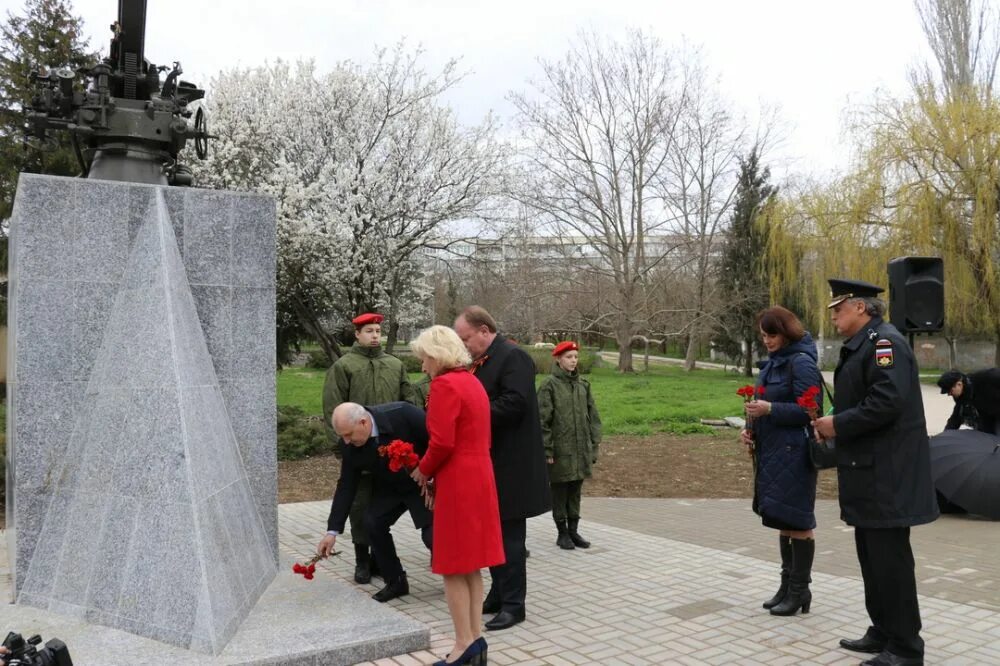 Мемориал феодосийскому десанту 1941 какому событию посвящен. Памятник освобождения Симферополя.