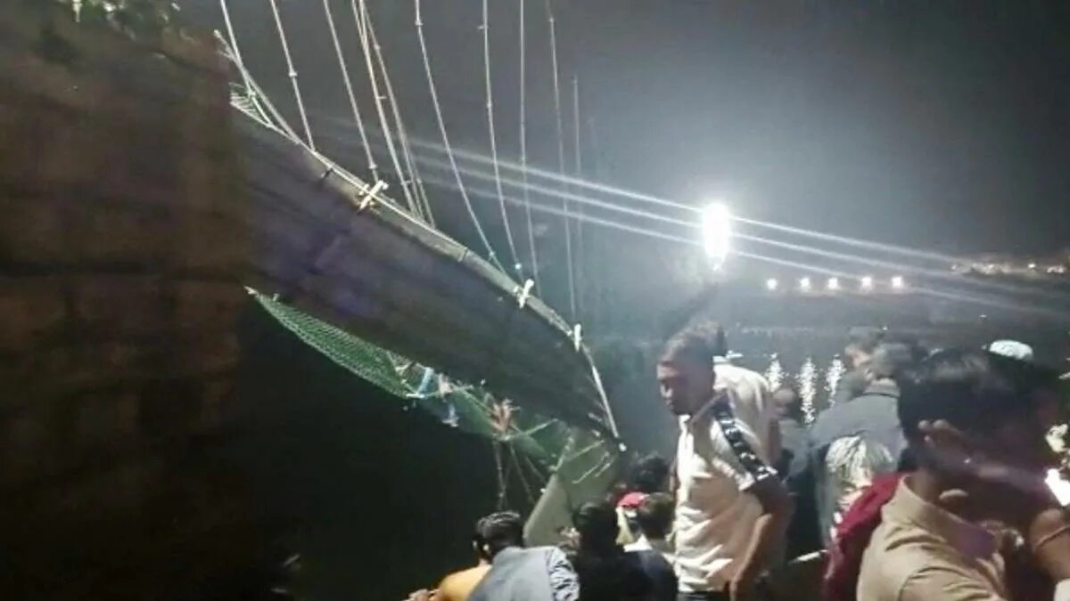 Гуджарат Индия мост. Подвесной мост в Индии Гуджарат. В Индии рухнул вантовый мост. Рухнул подвесной мост.