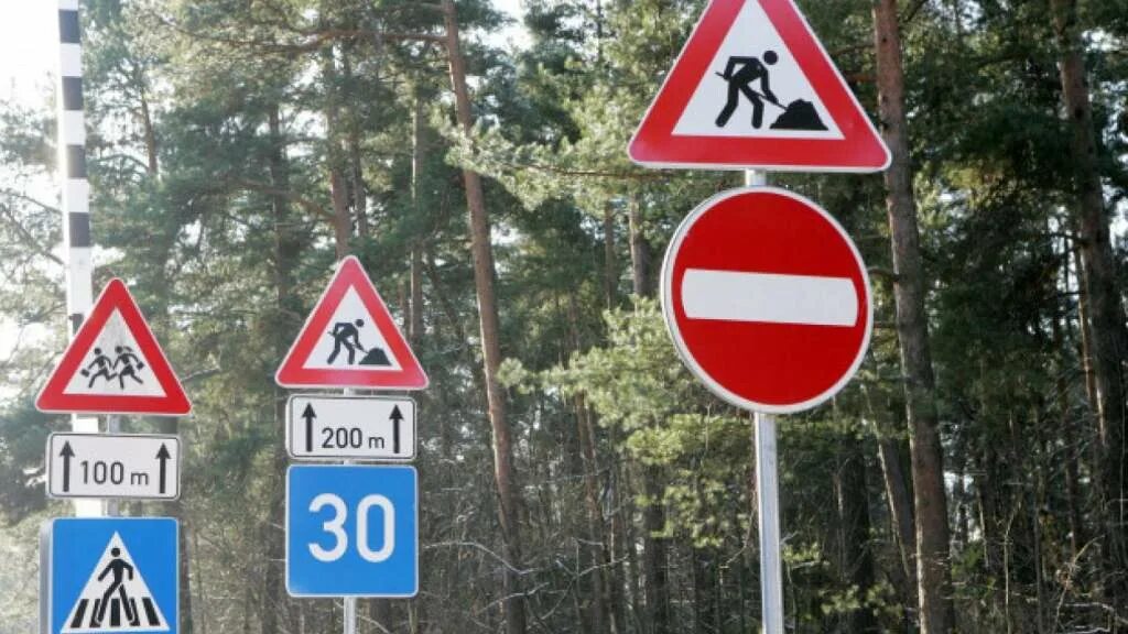Неправильно установленные дорожные знаки. Дорожные знаки в Латвии. Новые дорожные знаки. Неправильная установка знака.