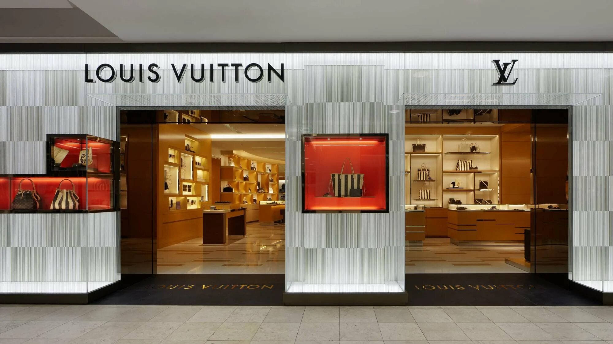 Сумки виттон цум. Louis Vuitton бутик. Louis Vuitton ЦУМ. Бутик Louis Vuitton в Москве. Louis Vuitton магазин в Париже.